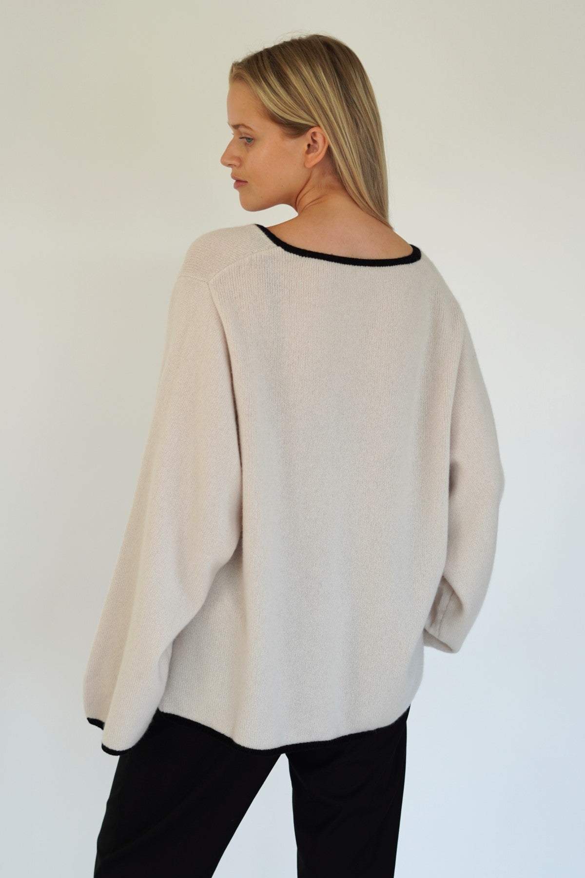 Cashmere sweater black edges
